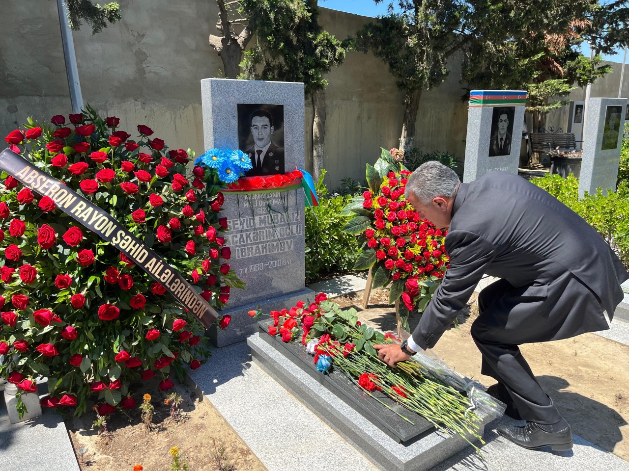 Abdin Fərzəliyev şəhidləri və onların ailə üzvlərini ziyarət edib - FOTOLAR